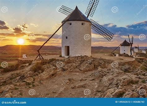 Moinhos De Vento Antigos Tradicionais No Por Do Sol Na Espanha