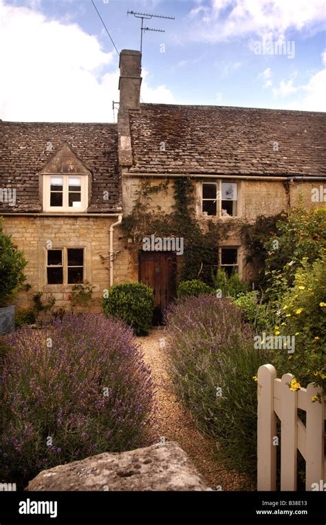 A Cotswold Cottage Garden Oxfordshire Uk Stock Photo Alamy