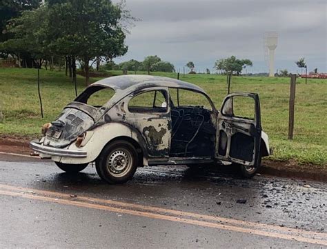 Fusca fica destruído após pegar fogo em estrada vicinal Jornal da Comarca