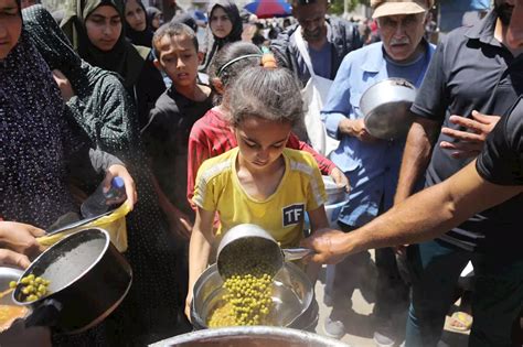 Des Camions Daide Entrent Dans Gaza Depuis Legypte Via Le Passage Israélien De Kerem Shalom