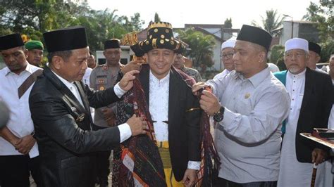 PJ Gubsu Agus Fatoni Diberi Gelar Sutan Raja Pangondian Oleh Badan