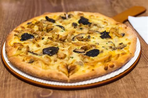 What is a Truffle Pizza? - Pizzaware