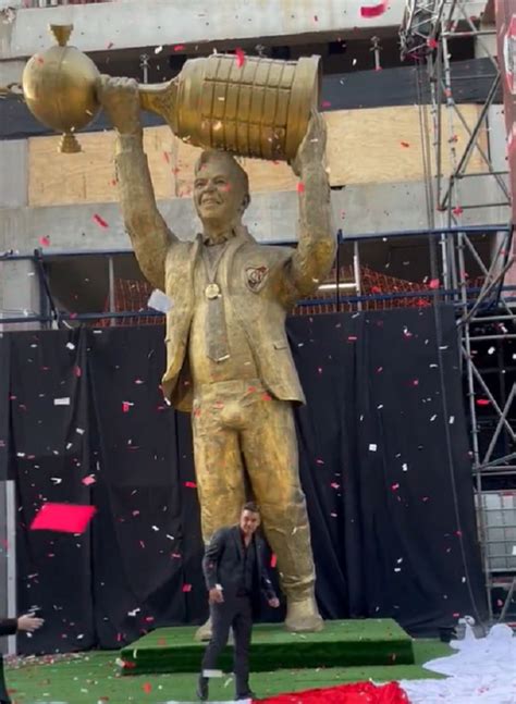 River Plate inaugura estátua de oito metros de Marcelo Gallardo