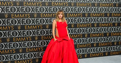 Pregnant Suki Waterhouse Super Revealing At The Emmys