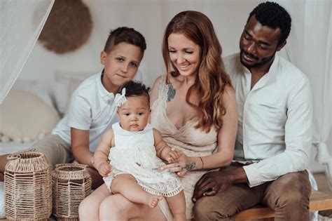 Retrato de una familia interracial feliz y sincera con dos niños que