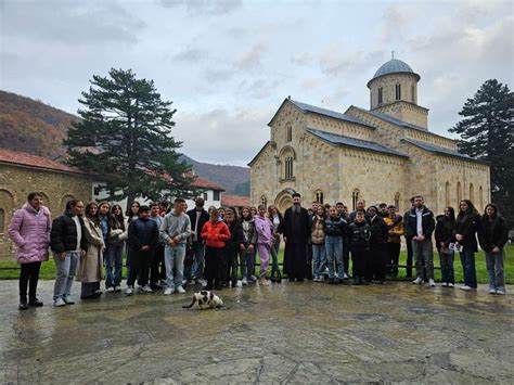 Los niños de Dečan y de los pueblos de los alrededores visitaron el