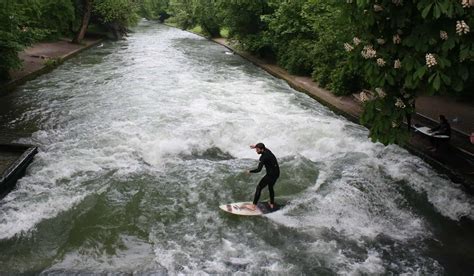 Surfen in München Eisbach Floßlände mux de Magazin