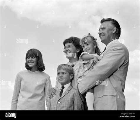 Famille Heureuse De Cinq Banque D Images Noir Et Blanc Alamy