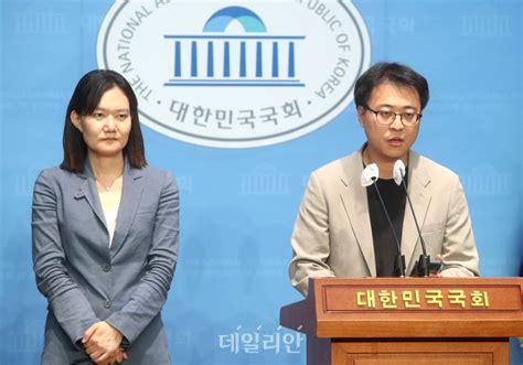 민주당 혁신위원회 2차 회의 결과 발표하는 김남희 윤형중 혁신위 대변인