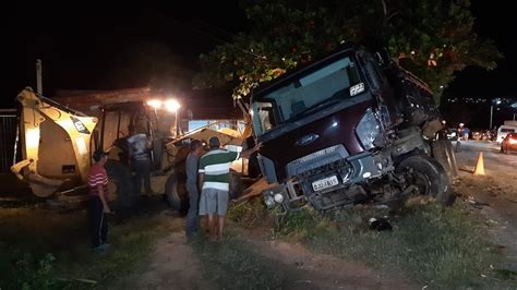 Dois Caminh Es Batem De Frente Na Rn Em Monte Alegre Rio Grande