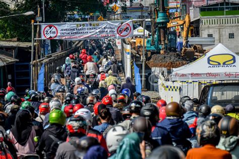 PERBAIKAN JALAN BOGOR SUKABUMI YANG AMBLAS ANTARA Foto