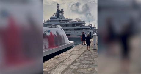 Attivisti Per Il Clima Imbrattano Mega Yacht Da Centinaia Di Milioni Di