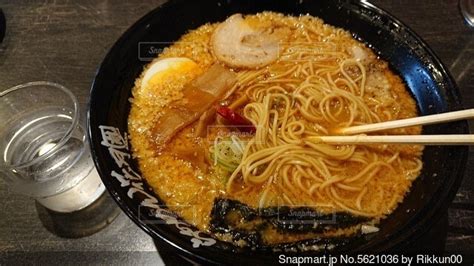 おいしい熱々の醤油ラーメンの写真・画像素材 5621036 Snapmart（スナップマート）