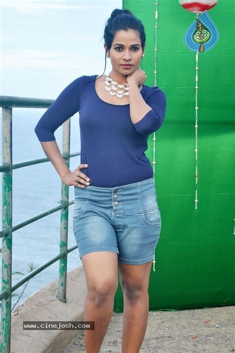 Actress Lisha Latest Stills Photo 5 Of 20