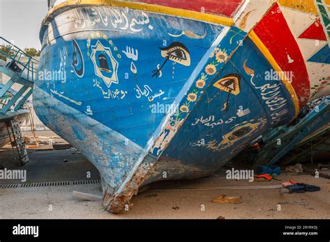 Vieux bateaux de pêche utilisés par les réfugiés et les migrants pour