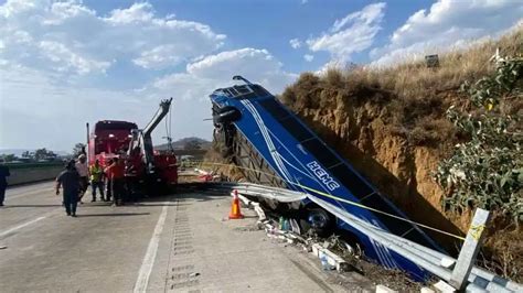 Autob S De Pasajeros Vuelca En La M Xico Puebla Y Deja Muertos