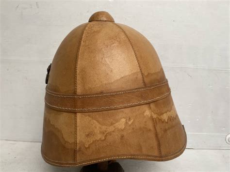 Casque Colonial Mdle 1886 cuir fauve antilope Ventes d antiquités