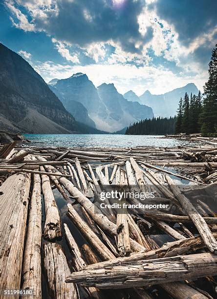 Moraine Lake Winter Photos and Premium High Res Pictures - Getty Images