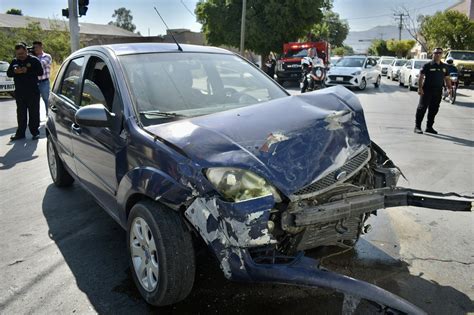 Aparatoso accidente en Torreón vial deja tres lesionados