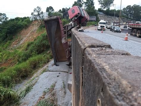 Carreta Tomba E Fica Pendurada Em Mureta Da Rodovia Fern O Dias Veja