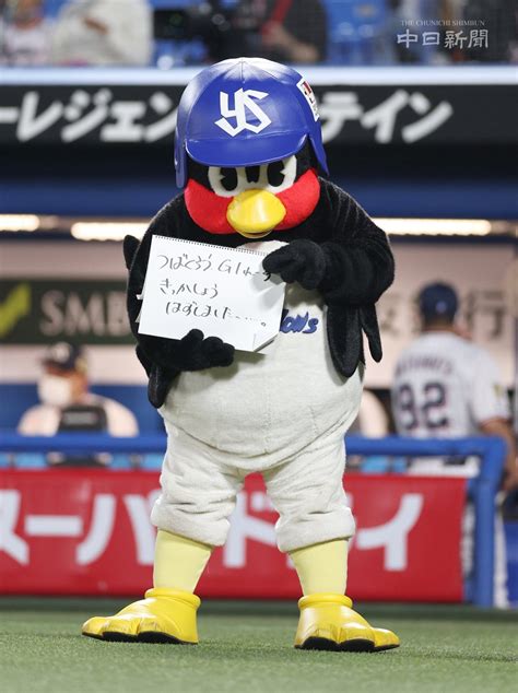 中日新聞写真部 On Twitter 日本シリーズ第2戦の前に、g1・菊花賞を外したことをファンに報告するつば九郎😢 つば九郎 日本シリーズ 菊花賞