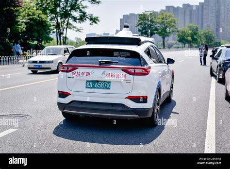 Blick auf einen Apollo Robotaxi auf einer Straße in Changsha