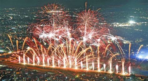 【動画・写真で見る】岐阜の夜空を焦がす 「第1回ぎふ長良川花火大会」：中日新聞web