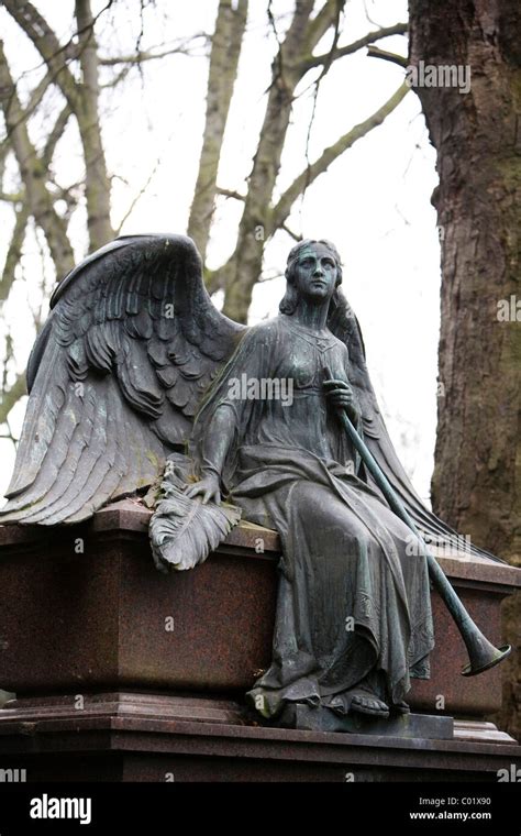 Cemetery Tomb Angel On A Coffin Stock Photo Alamy