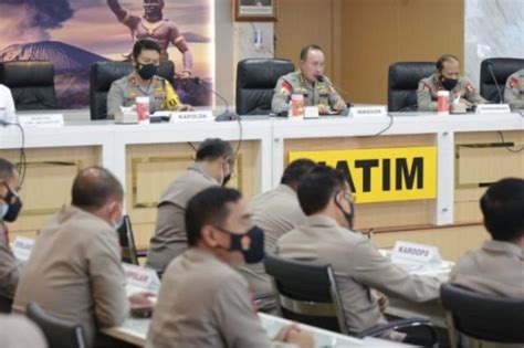 Pejabat Utama Polda Jatim Dan Polres Ta Jajaran Menerima Pengarahan