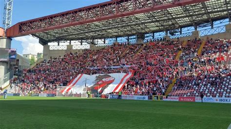 I Cori Della Curva Dei Tifosi Dell Unione All Inizio Della Partita