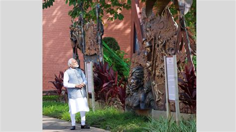 Pm Modi Pays Tribute To Birsa Munda On Birth Anniversary Visits