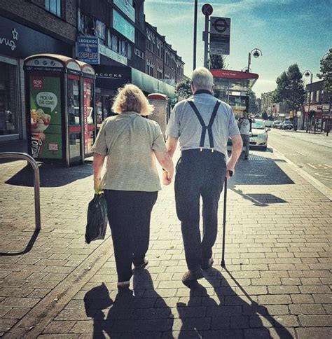 19 Photos Of Old People Holding Hands Thatll Make You Feel Better