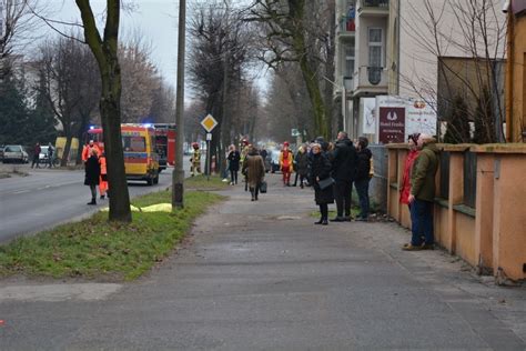 M Czyzna Skoczy Z Kamienicy Przy Ul Wrzesi Skiej Zgin Na Miejscu