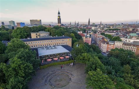 Luftbild der Jugendherberge Hamburg "Auf dem Stintfang" am Hafen. www.hamburg-stintfang ...