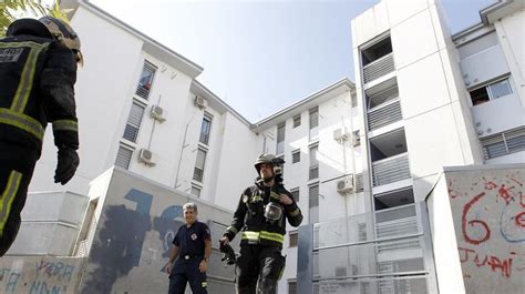 Un Fuego Calcina Una Vivienda Y Obliga Al Desalojo De Un Bloque En La