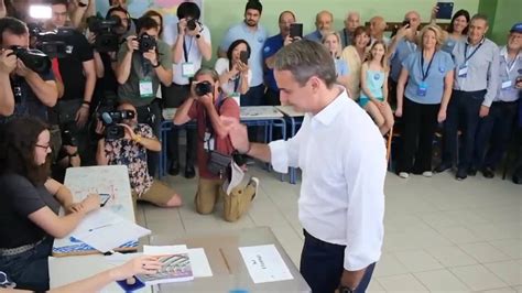 Mitsotakis Vota En Las Elecciones Generales Griegas Aspirando A Una