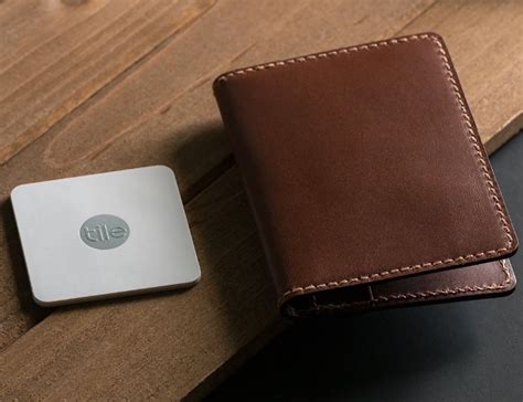 This Tile Slim Tracking Wallet Combines Looks and Smarts