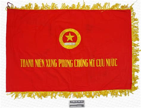 Cờ Thanh niên xung phong chống Mỹ cứu nước 1965 1975 Bảo Tàng Tuổi