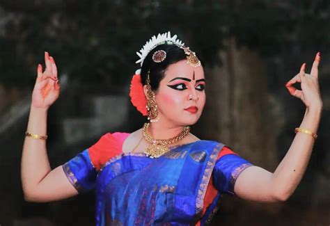 13 Bharatanatyam Mudras for Beginners - ipassio