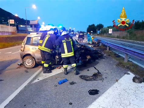 Si Schianta Contro Il Guardrail Con L Auto Donna Di Anni Morta