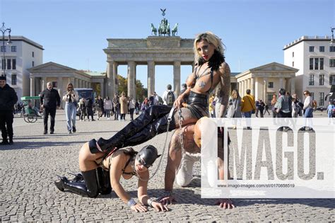 Domina Charlize Mit Einer Sklavin Und Einem Sklaven Beim Photocall Zum