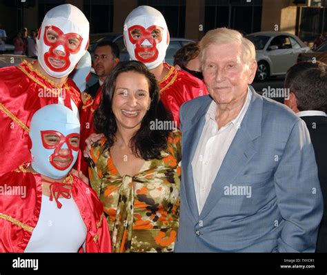 Sumner Redstone R Presidente Y Ceo De Viacon Y Su Esposa Paula