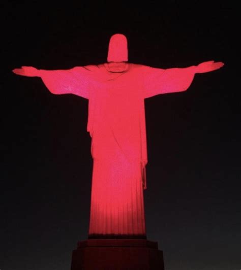 Cristo Redentor iluminado de vermelho pelo Dia da Advocacia Santuário