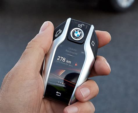 New BMW 7-Series Has A Super Cool Key Fob With A Digital Display That ...