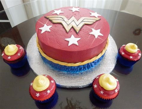 Wonder Woman Cake And Cupcakes Wonder Woman Birthday Cake Wonder