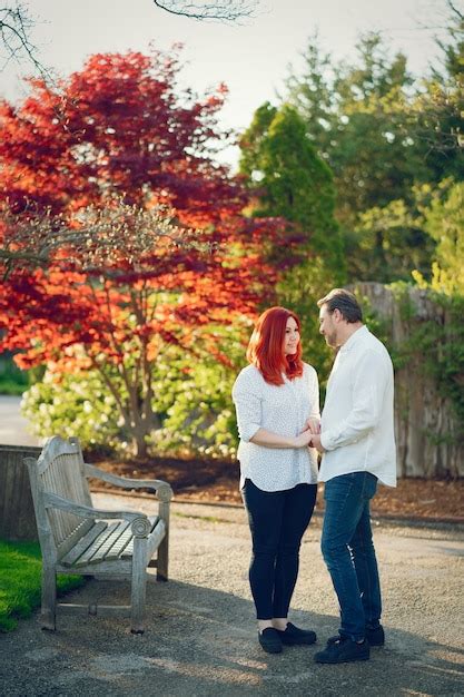 Femme Rousse Dans Une Blouse Blanche Debout Dans Un Parc D T