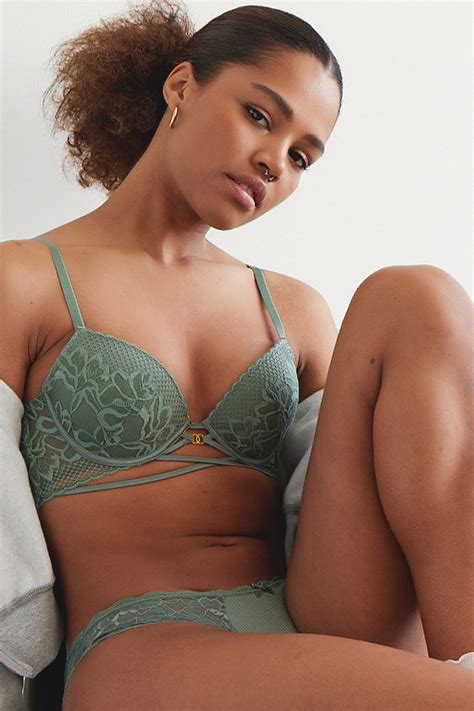 Lace Push Up Bra With Criss Cross Details Ardene