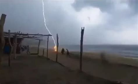 Banhista Grava Momento Em Que Raio Cai E Mata Duas Pessoas Em Praia