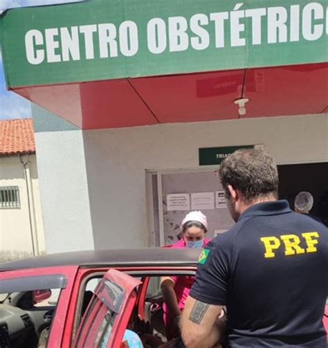 Bebê nasce dentro de carro e conta auxílio dos agentes da PRF em