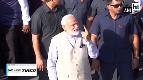 Pm Modi Seeks Mothers Blessings Before Casting His Vote In Gandhinagar